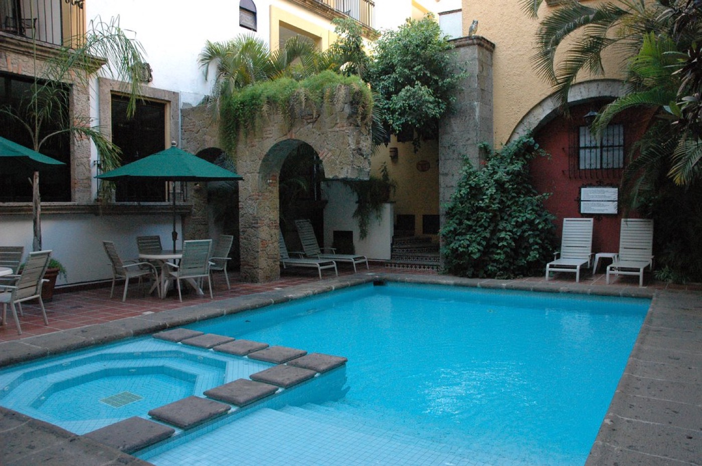 Blue cool swimming pool and jacuzzi, Hotel De Mendoza