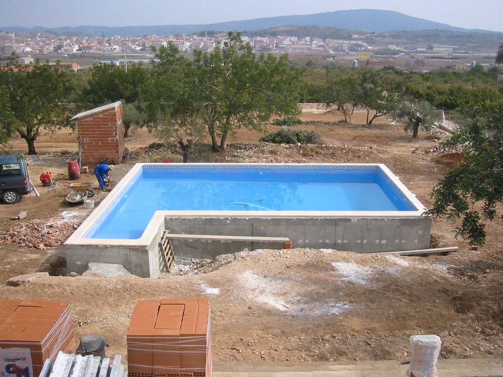 Obra de construcción de una piscina durante el proceso de instalación
