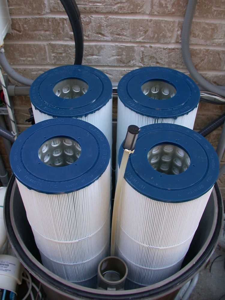 Cartuchos de un filtro de piscina Hayward extraídos para su limpieza