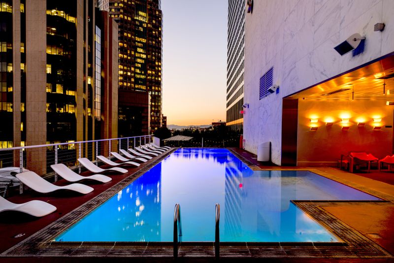 Piscina con agua completamente cristalina en un atardecer