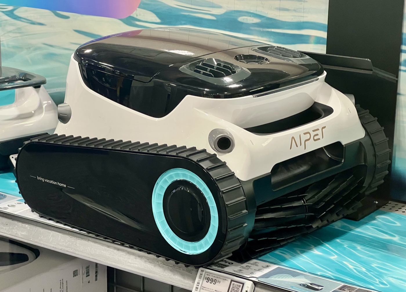 Robot limpiafondos automático de piscina en una tienda