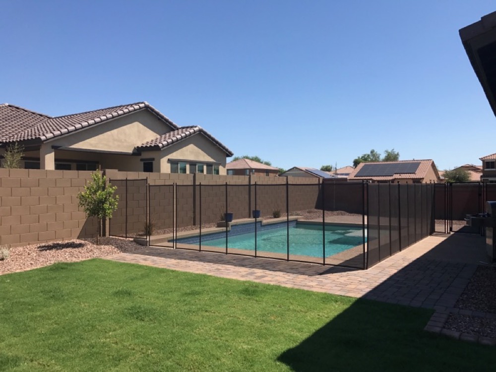 Valla de malla desmontable de seguridad rodeando una piscina residencial